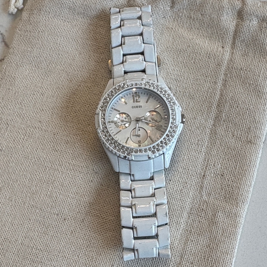 Guess Silver Timepiece With Sparkling Details Guess Silver Timepiece With Sparkling Details